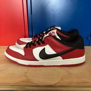 NIKE SB DUNK LOW CHICAGO SIZE 11.5 RED/BLACK/WHITE